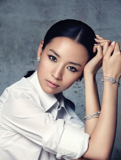 探花美女哭了 娱乐圈吃瓜汇总 =明星明星宣布新作,探花美女泪洒现场，明星新作集体亮相！