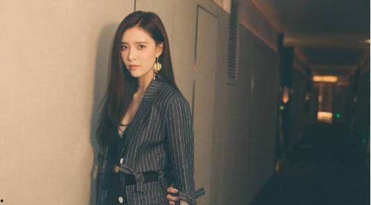 探花美女哭了 娱乐圈吃瓜汇总 =明星明星宣布新作,探花美女泪洒现场，明星新作集体亮相！